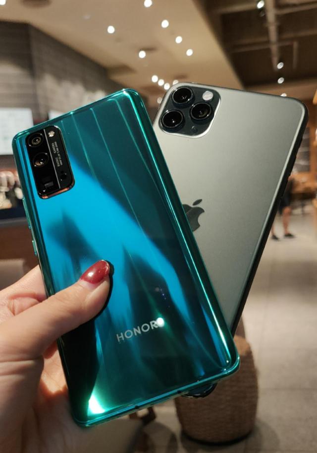 直观的感受到颜色上的差异,iphone 11pro max的色彩解析度没有荣耀30