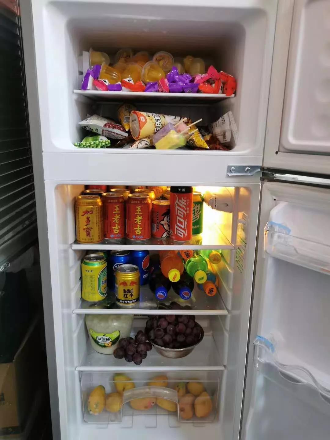 "水果,零食,饮料这些都是小case,店里从来没断过,不信你去冰箱看看!