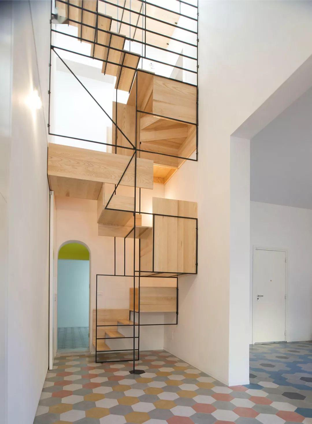 有时候简单的就是最好的 简单的材质加上简单的线条 反而让楼梯变成了