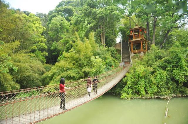 九曲度假村,位于天九镇九曲河畔,是国内首家集生态保健,休闲旅游,观光