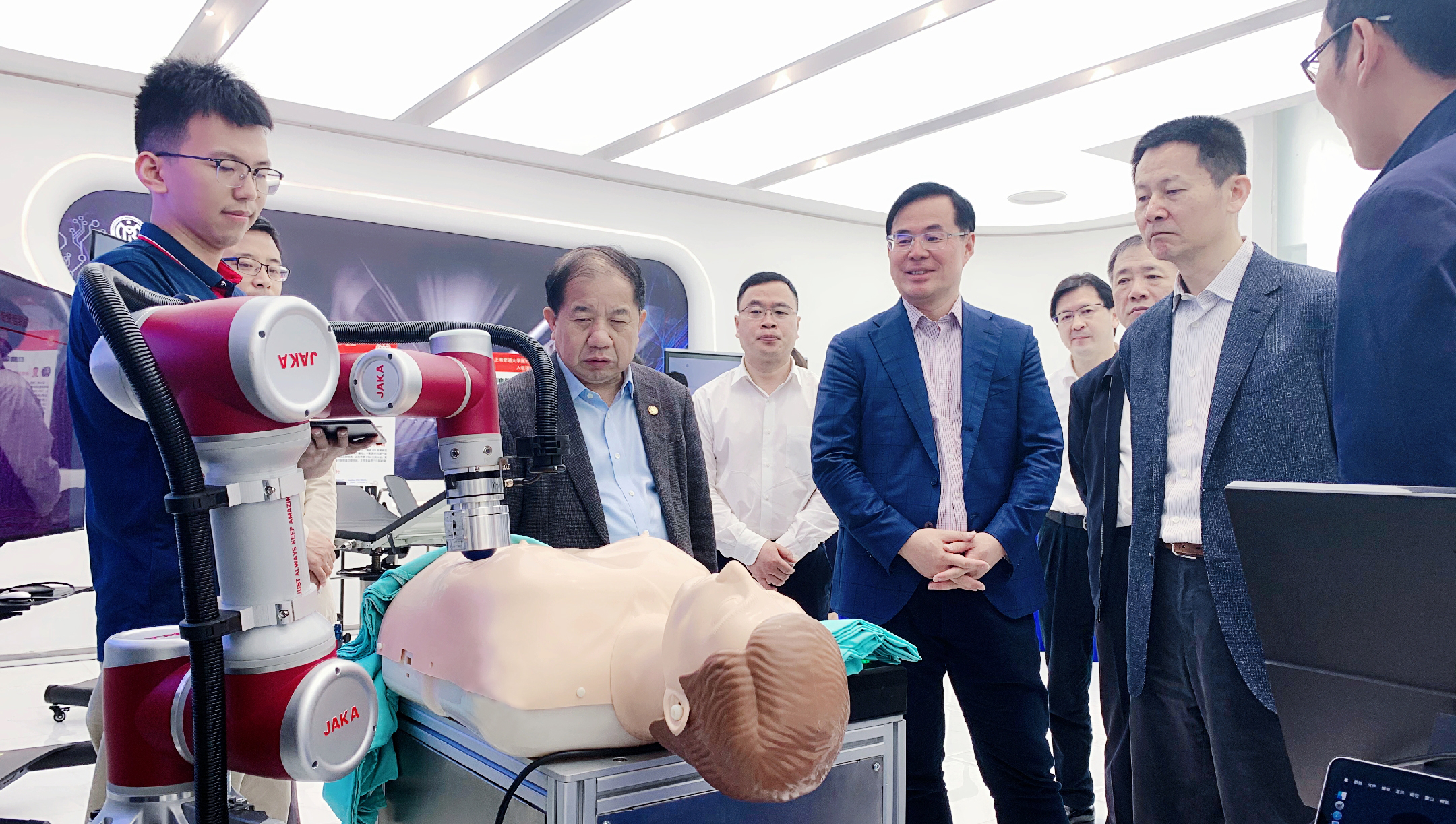 上海市政府及交大相关领导参观节卡机器人医疗应用展示项目