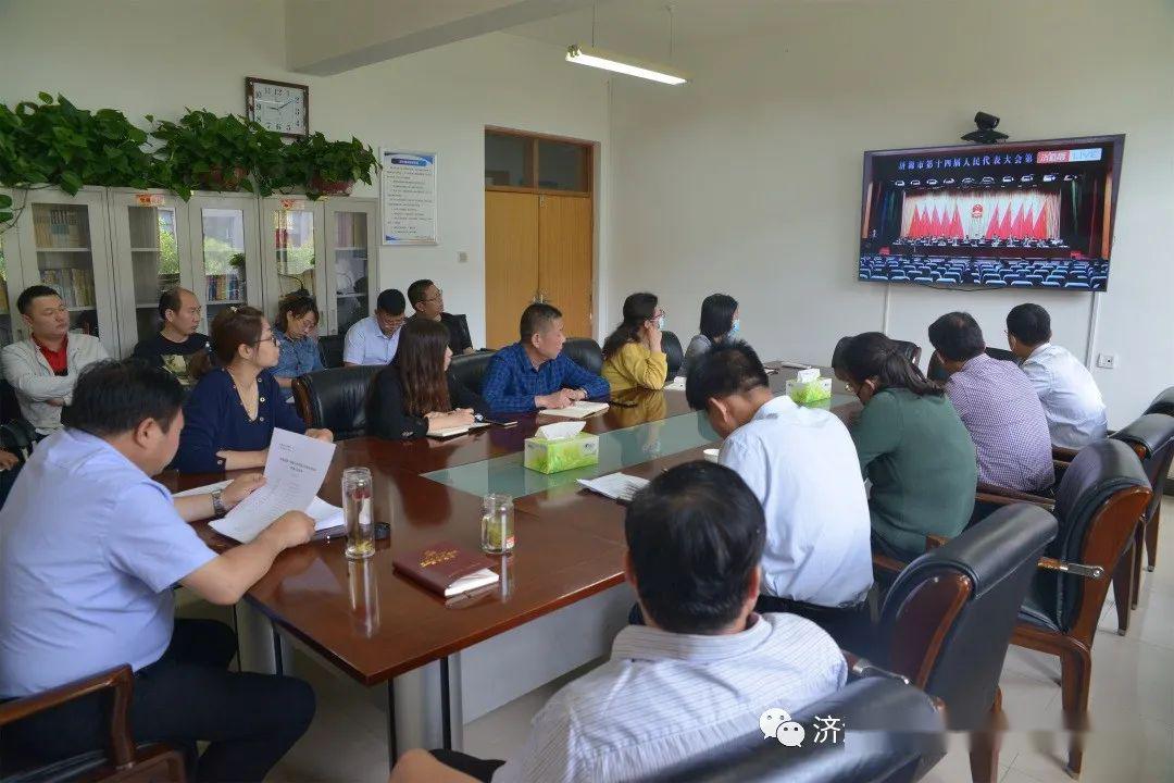 住建局党组书记,局长刘万玉及班子成员,机关干部职工参加.