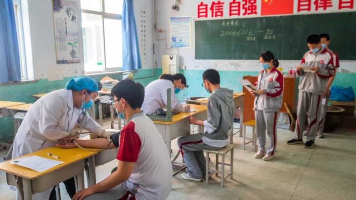 体检：河北柏乡：“送检到校”高考体检有序进行