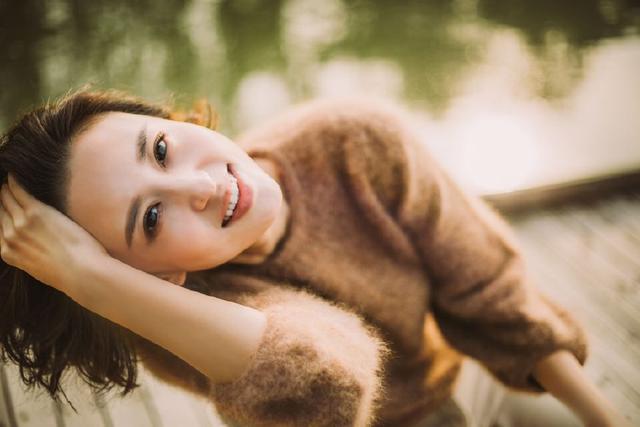 她是著名主持，34岁嫁50多岁二婚丈夫，如今被宠