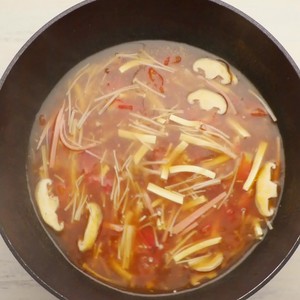 开盖,边搅拌边加入调制好的酱汁,汤汁微微变浓.