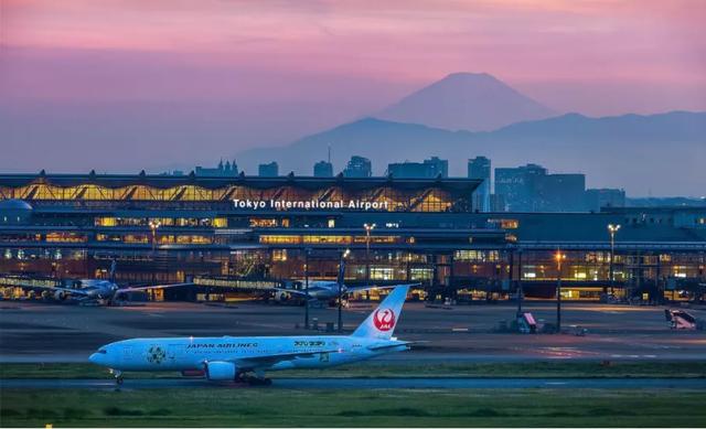 日本东京羽田国际机场拥有国内和国际两个航站楼,在推动日本旅游型