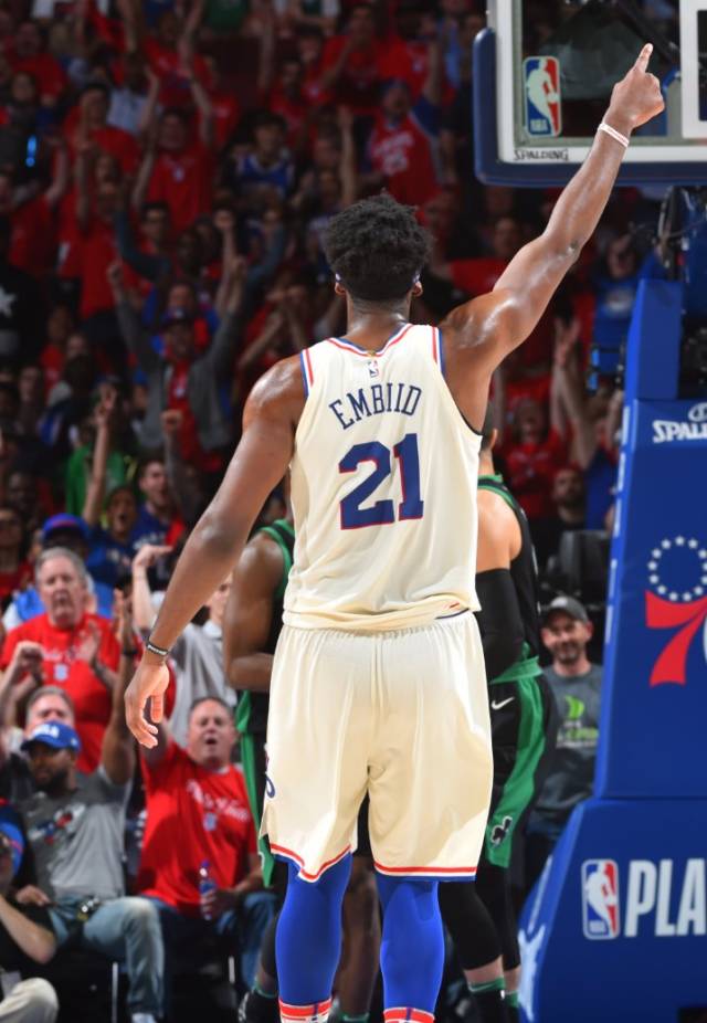 解析恩比德策应能力对球队整体战术的影响与价值