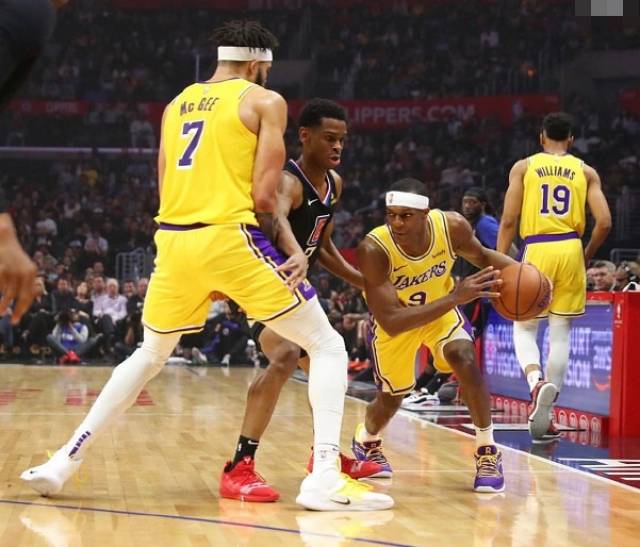 全场掌声雷动致敬传奇职业生涯新里程碑