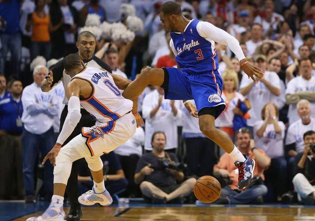 雄鹿与快船激战正酣字母哥对决哈登谁能笑到最后