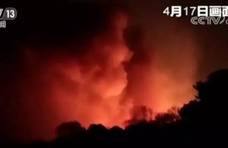 太暖了！山火就在眼前，出租车队却向火而行，为了......