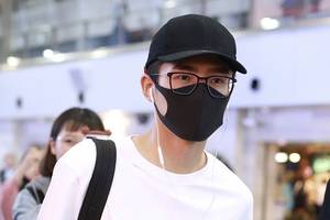 刘昊然穿佛系装戴口罩帽子难掩帅颜  机场插兜疾走听小曲