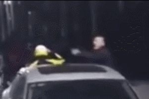 愤怒!外卖小哥遭当街暴打,施暴男子逼其