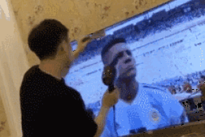 搞笑gif动态图:让你们就知道看手机!