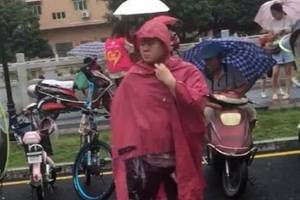 "岳云鹏" 穿拖鞋雨衣接孩子画面太搞笑了,他老婆:这不是我老公!