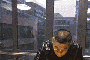 gif搞笑趣图:哥们,你这是准备毕业以后去当纺织工人吗?
