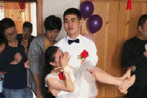 搞笑gif趣图:小伙子你这个表情是有多嫌弃伴娘啊!