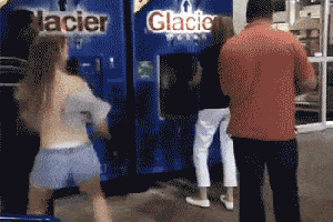 搞笑gif趣图:姑娘,你冤枉后面的大哥了,真不是他动的你