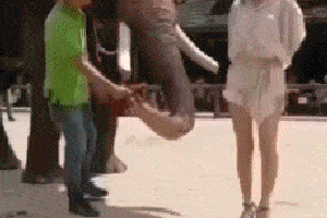 搞笑gif趣图:大象你真皮,吸到了妹子的鼻子!