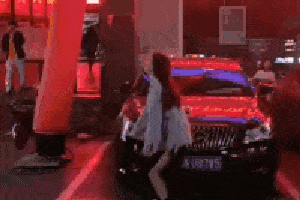 搞笑gif:妹子,你这学的不像啊,人家跳也没穿衣服啊!