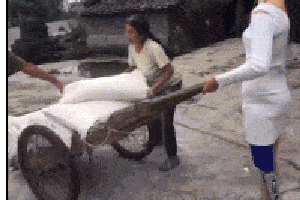 搞笑的gif:绳子:兄弟团结一条心,可你仿佛重千斤