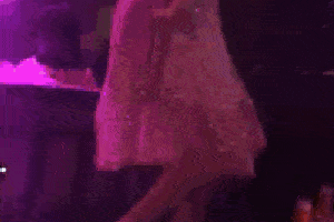 搞笑gif:这就是我爱到酒吧喝酒的主要原因!