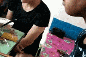 搞笑gif:一口辣根,辣到变形!