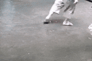 搞笑gif:福大命大,躲过一劫!