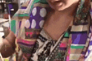 搞笑gif:感觉怎么样大姐?看你这表情好像不怎么好吃啊