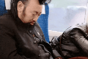 爆笑gif图片:谁知道这是那座桥,好像用它来荡秋千