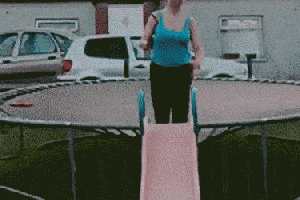 搞笑gif:放开那只狗,有本事冲着我来