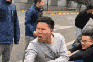 搞笑gif:哥们,能不能赢就看你的表情了