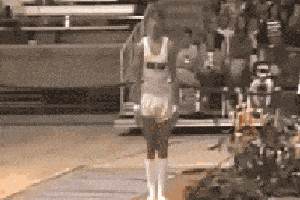 搞笑gif:妹子,怎么感觉这束花不是送给你的