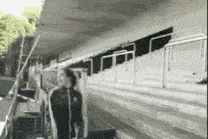 搞笑gif:你这一下撞的很疼啊!我都替你心疼!