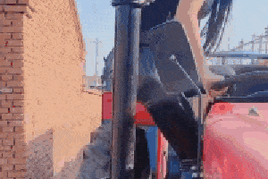 搞笑gif:小皮裤拖拉机,妹子干活不是吹牛逼!