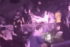 搞笑gif:这哥们绝对是全场最佳!谁都不服,我就服你.
