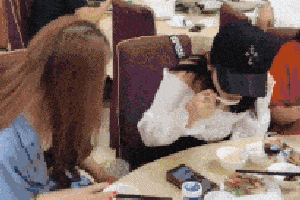 搞笑gif:老爸拿着一个棒子突然回来冲进了我的卧室!