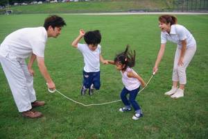 “跳绳焦虑”：当孩子不会跳绳成为大人的难题