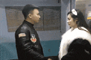 搞笑gif:我也想低调点,可是家里这条件不允许啊