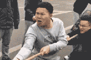 爆笑gif:小伙子,赢不赢就看你的表情了