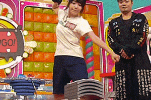 爆笑gif:到底是萌妹子呀,还是女汉子呢?傻傻的有点分不清楚!