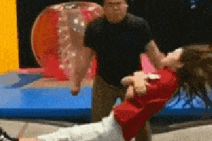 搞笑gif:大哥,看你的表情就知道,晚上要睡沙发了吧!