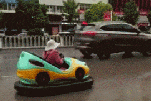 搞笑gif:大姐你确定你这车可以上路,不怕被逮住吗