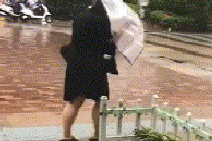 搞笑gif动图:这个老妹你可长点心吧