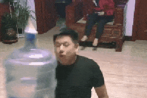 【笑一哈】一个思考人生,一个思考狗生!