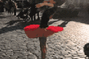 搞笑gif:美女的表演总是令人惊艳,不过在美也要当心,别摔着了