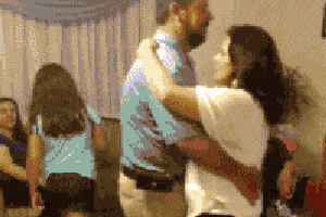 搞笑gif:这也是无奈之举,凑合跳一会吧