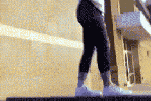 搞笑gif趣图:这妹子一般人驾驭不了吧