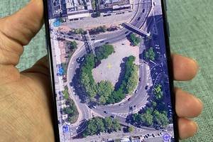 手机3d高清卫星地图,从太空看城市的十字路,车道汽车很清楚图片
