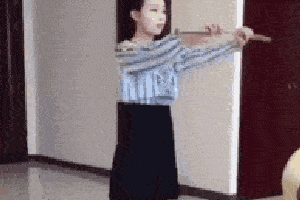 爆笑gif:媳妇第一次上班,表演了一套双节棍,从此公司无人敢惹