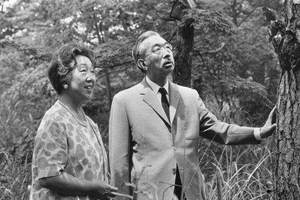 老照片:日本昭和天皇死亡前后,老年人与青年人表现大不同